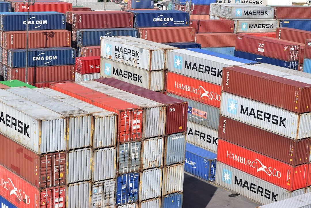 Red-blue-and-white-intermodal-containers-kqanbuoivx4